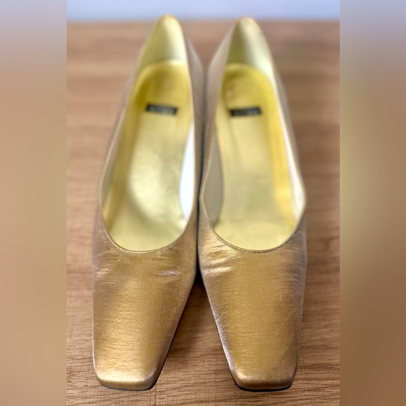 STUART WEITZMAN Women’s Gold Squared Toe Kitten Heel Pump Size 9.5 - Picture 1 of 13